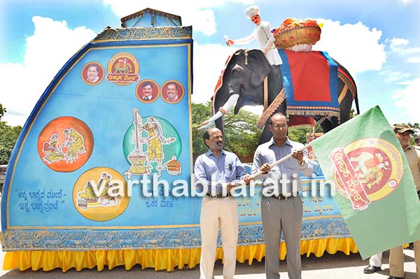 ದಸರಾ ಆಹಾರ ಮೇಳದ ಸ್ತಬ್ಧಚಿತ್ರಕ್ಕೆ ಚಾಲನೆ ನೀಡಿದ ಜಿಲ್ಲಾಧಿಕಾರಿ ಡಿ.ರಂದೀಪ್